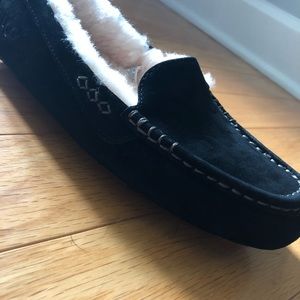Black ansley ugg slippers
